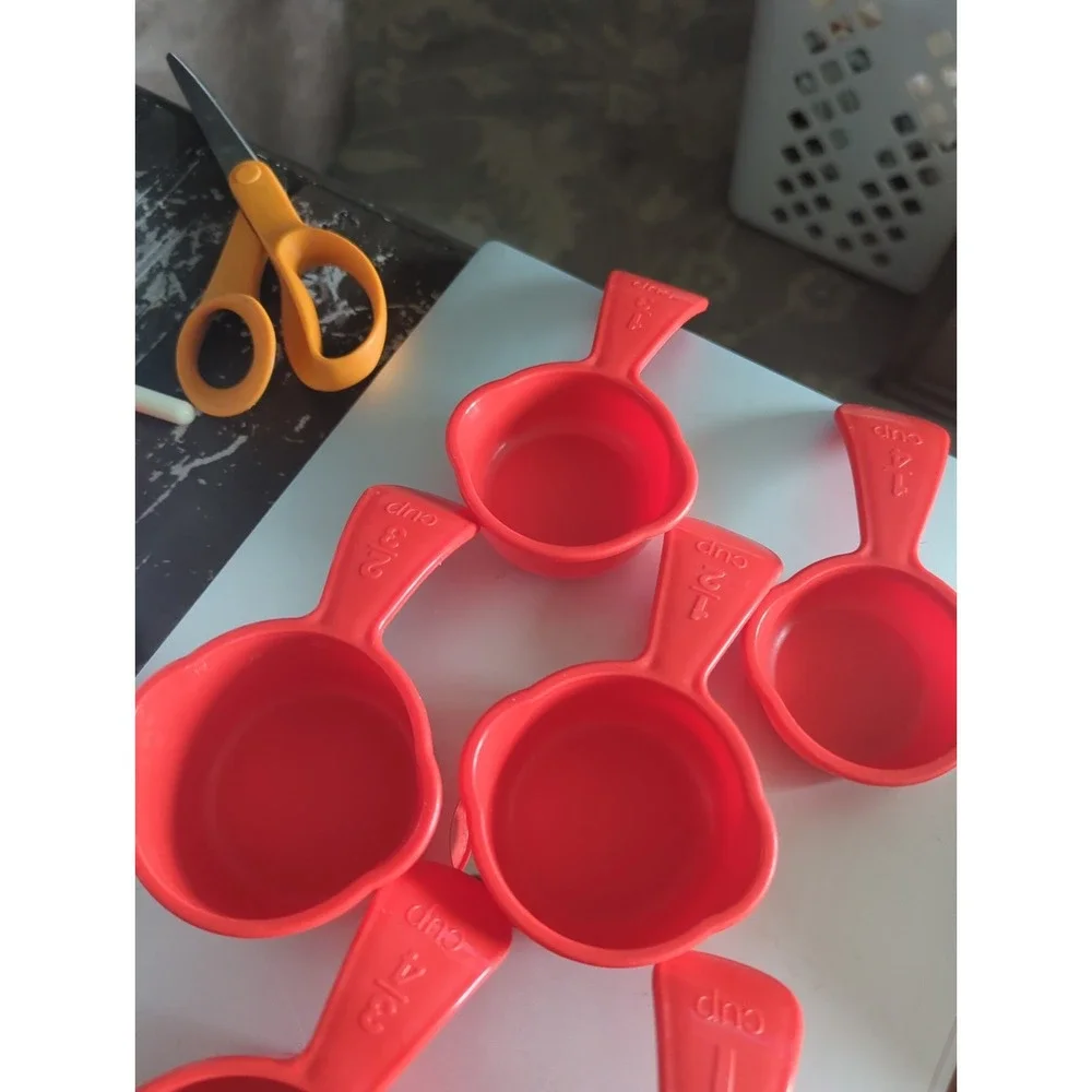 Tupperware Measuring Cups Curved Handle Double Spout #6135A-1 Chili Red